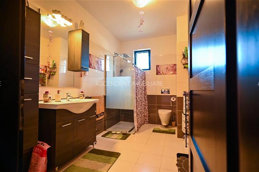 Resedinta distincta, mobilata cu rafinament, pe 1.000 mp teren, Central, Sacele, - 46