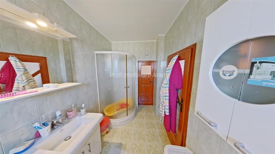 Casa mare cu etaj si 12 camere la principala in Fantanele - 17