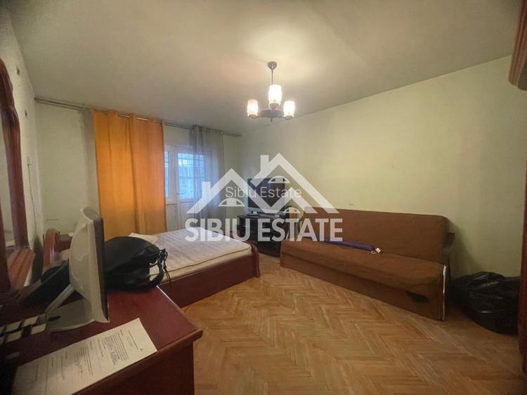 Apartament de vanzare cu 3 camere, decomandat,  2 balcoane, pivnita - 3