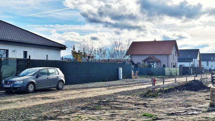 Vând teren comuna Cristian jud Brașov 714 metri patrați preț 78.000 E - 2