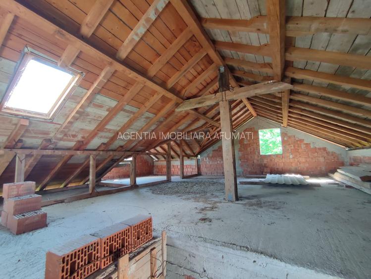 Casă la roșu, cu acoperiș finalizat, lângă pădure - 5