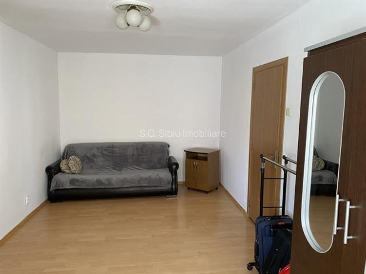 ap 2 camere decomandate v aron piata et 3 - 5