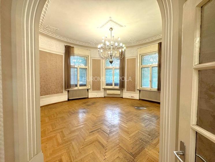 Vila cu arhitectura spectaculoasa Dacia - 8