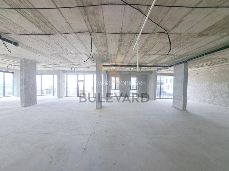 Cladire comerciala situata la drum intens circulat, 1365 mp utili + 20 parcari - 18