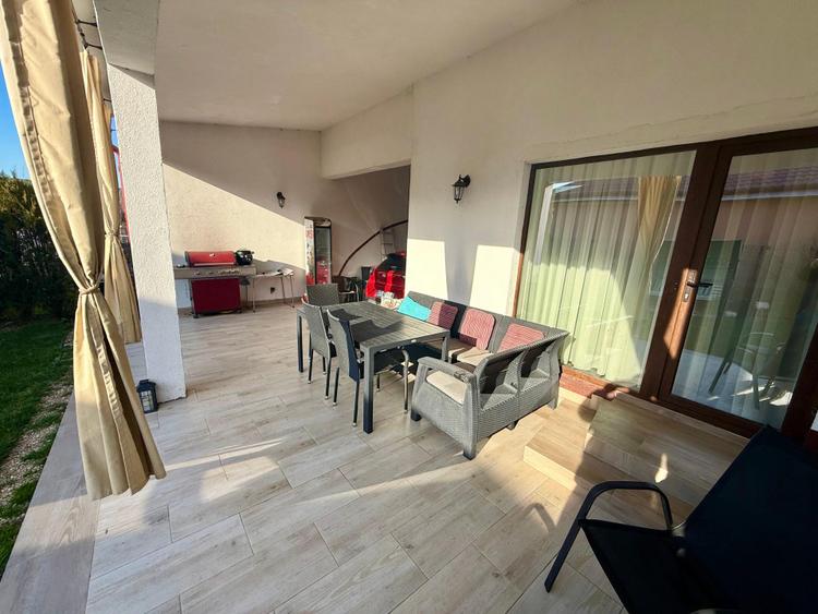 Casa moderna cu 4 camere, garaj 3 masini, curte amenajata – Valu lui Traian