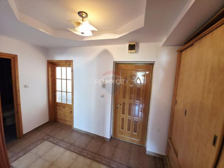 Apartament cu 2 camere de vânzare în zona 1 Mai - 10
