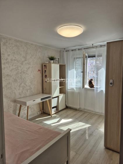 Apartament . decomandat 4 camere, cu  centrala, 2 locuri parcare - 4