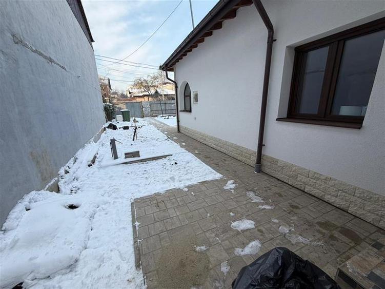 Vanzare casa 3 camere, 2 bai, curte 300 mp, Parc Bazilescu, renovata integral