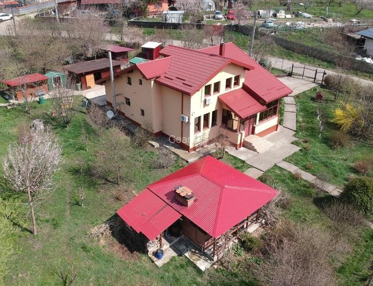 Vand vila si 8800 mp teren in Gura Vaii, Neamt- la 12 km de Piatra Neamt .  - 2