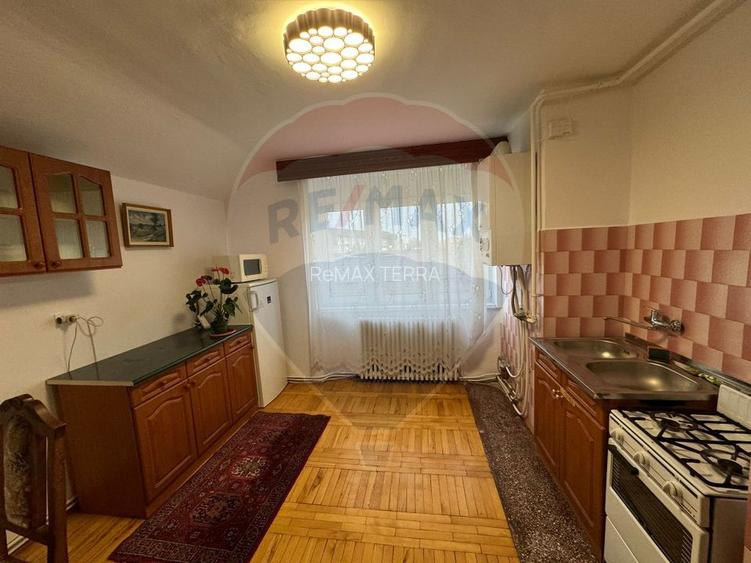 DE ÎNCHIRIAT- apartament 2 camere + garaj - 6