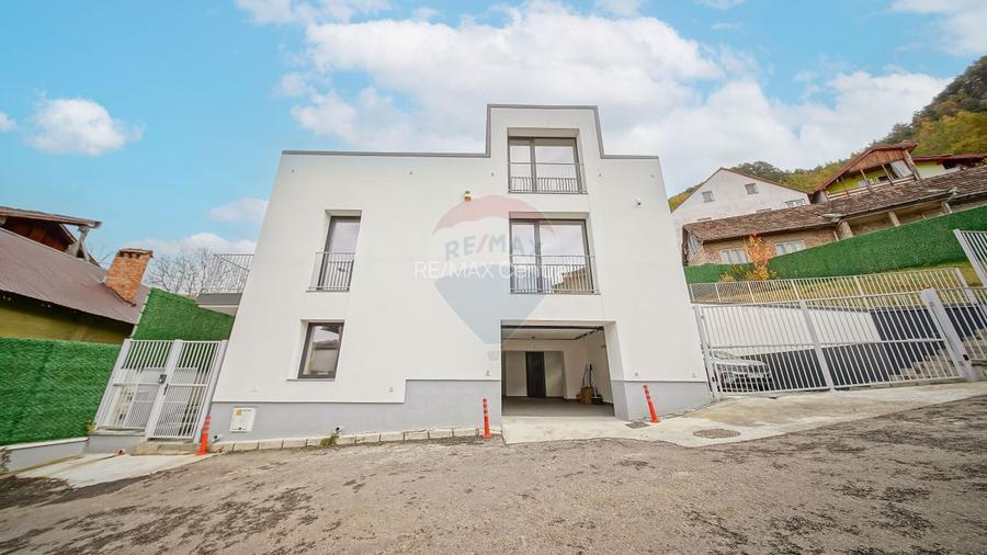 La poalele Tâmpei — vilă contemporană în Schei - 41