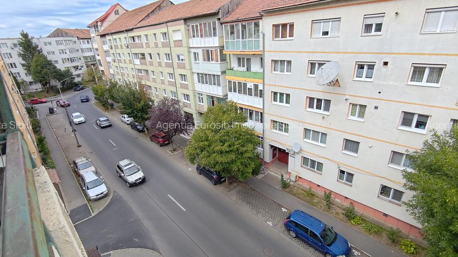 Apartament 3 camere decomandate 2 bai in Sibiu Ciresica - 2