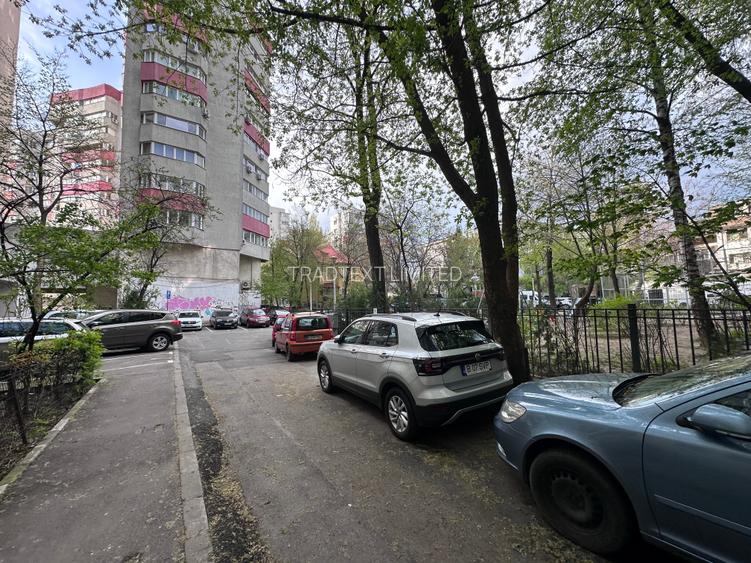 În blocul cu Mega Mare de pe Mihalache - 2