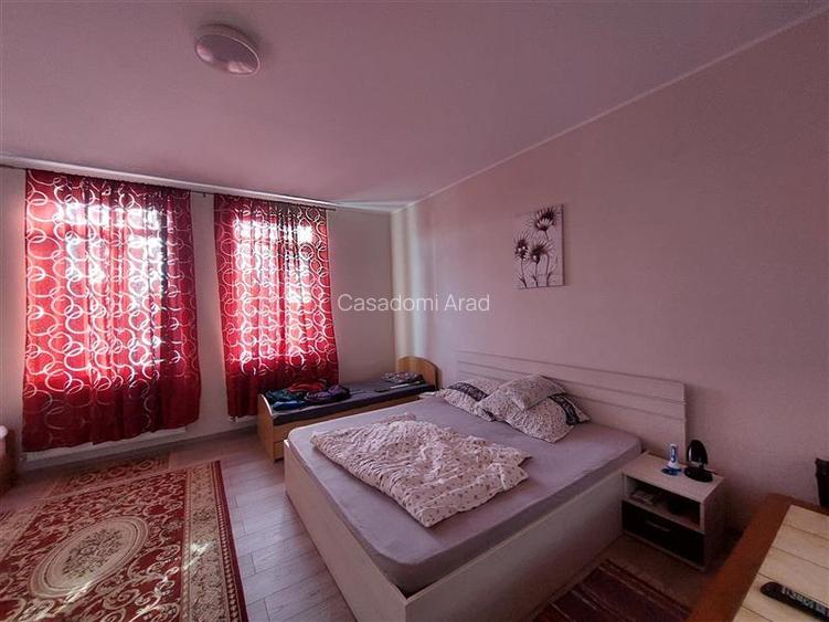 Casa mare, cu teren generos, pentru locuit sau afacere, in Santana - 8