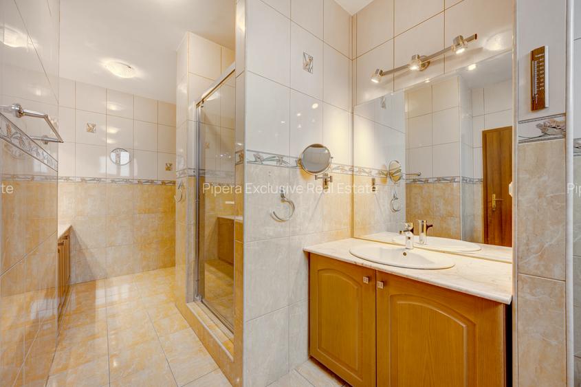 5 camere decomandat. 242,7 mp utili. 300,5 mp total. living 92 mp. terasă 41mp - 14