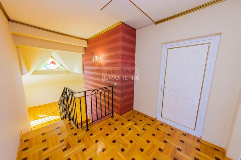 Casă cu 7 camere, 10 ari de vânzare la drumul principal cu 2 intrari - 16