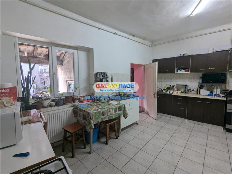 Calea Calarasilor,tot etaj 1  1, supr.util 200 mp,garaj,curte,pod inal - 10