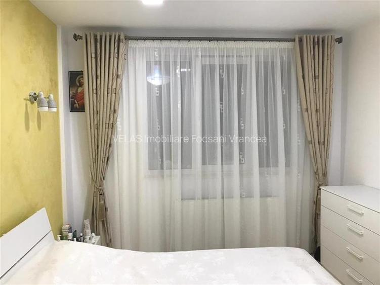 Apartament 2 camere, transformat in 3 camere, parter - 5