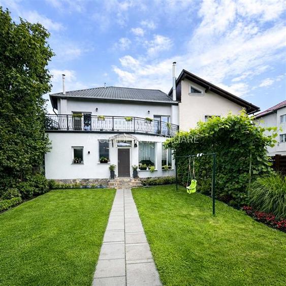 Casa in apreciabil potential,cu terase, curte,gradina echipata,2 pivnite,Str. Ro - 2