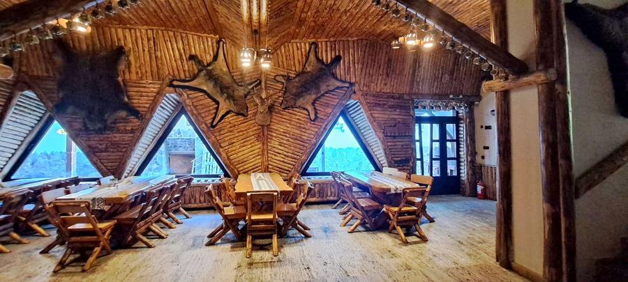 Pensiune deosebita, locuri de cazare, restaurant, pizzerie si spatii comerciale