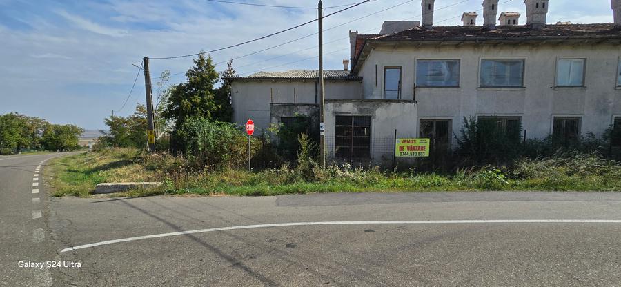 1 hectar de teren intravilan cu constructii la strada in Cucorani