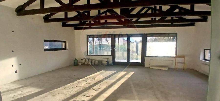 Casa cu 4 camere de vanzare in Crevedia acces privat - 2