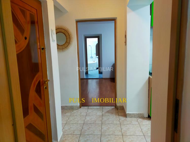 City Mall : Apartament trei camere,două holuri,etaj 2 , gaze , balcon generos - 5