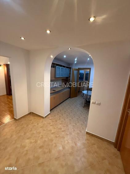 Apartament 3 camere de închiriat Apărătorii Patriei - 2