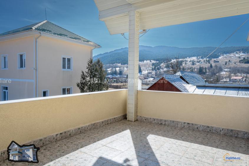 Casa cu etaj in Agas, eleganta clasica si mobila sculptata manual in lemn masiv - 3