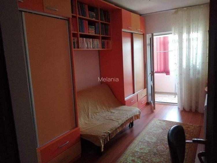 Apartment 3 camere decomandat, mobilat, doua balcoane, centrala gaze. Negociabil - 12