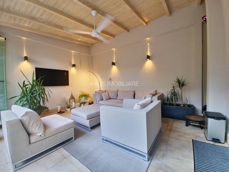 Vila deosebita  la un pas de mare mobilata si utilata - 21