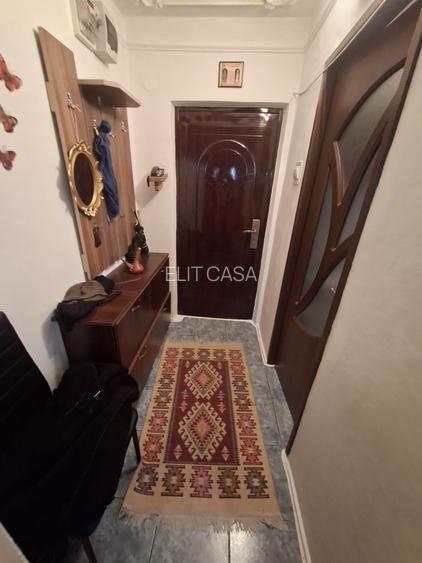 Apartament cu 3 camere, etajul 2/4, zona Dacia - 7