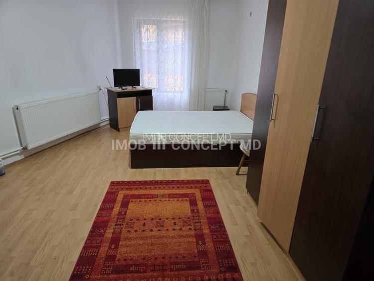 INCHIRIERE Garsoniera spatioasa, in bloc la curte, zona Mihai Bravu - 2