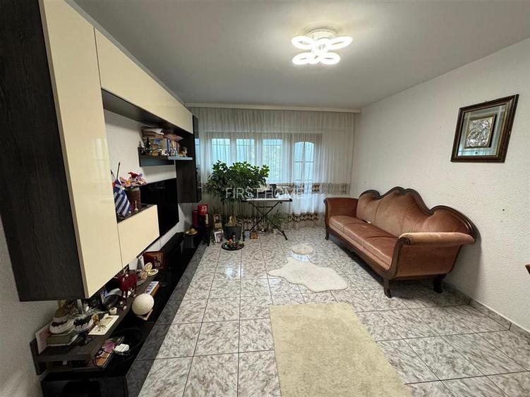 3 camere, etaj 3 cu acoperis, 2 balcoane , 2 bai, zona centrala - 3