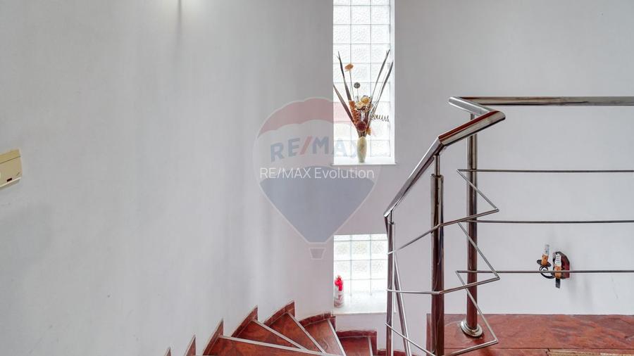 Vilă de vânzare în Predeal – vedere panoramică către pârtia de schi - 14