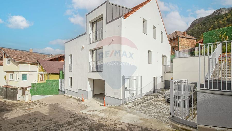 La poalele Tâmpei — vilă contemporană în Schei - 23