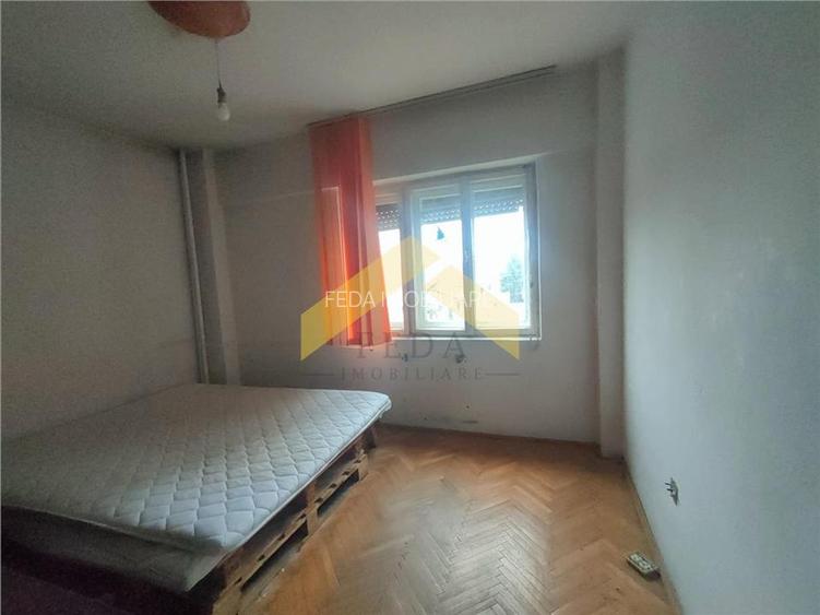 Apartament 3 camere de vanzare zona Intim - 2