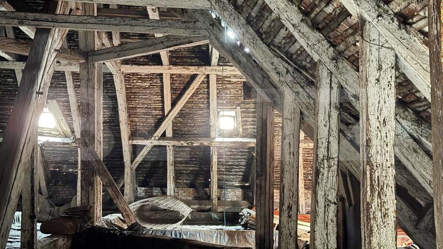 Pod spaitos, transformabil in apartamente, 285 mp, Piata Sfatului - 8