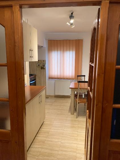 Proprietar închiriez apartament cu 3 camere în zona Lunei + boxa si garaj