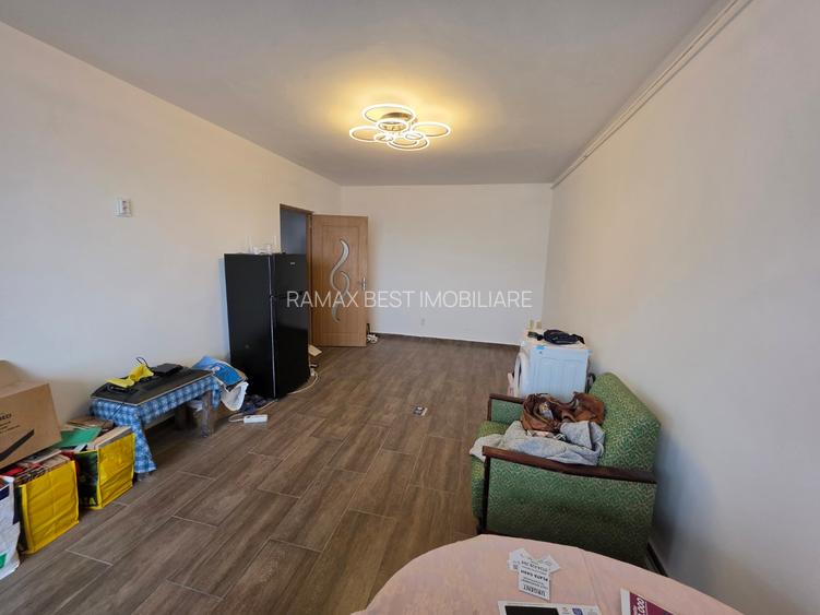 Dristror, chiar la metrou, 10 minute mall Park Lake, bloc 1978 - 4