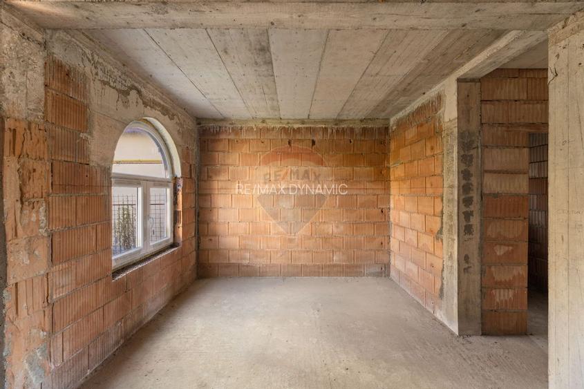 Casă la roșu cu teren generos, 500 mp, situată pe strada Ostașului - 18