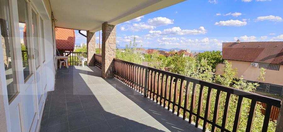 Casă, de vanzare, cu 6 camere, 300 mp, zona semicentrala