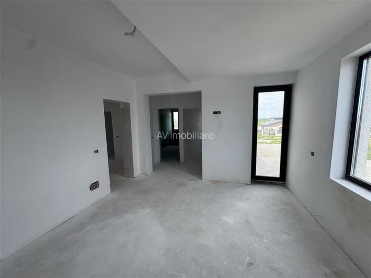 Vila Duplex spatioasa - Teren 500 mp - 7 camere - living spatios - beci - 10