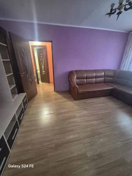 De vânzare – Apartament 3 camere, 2 băi, etaj 1