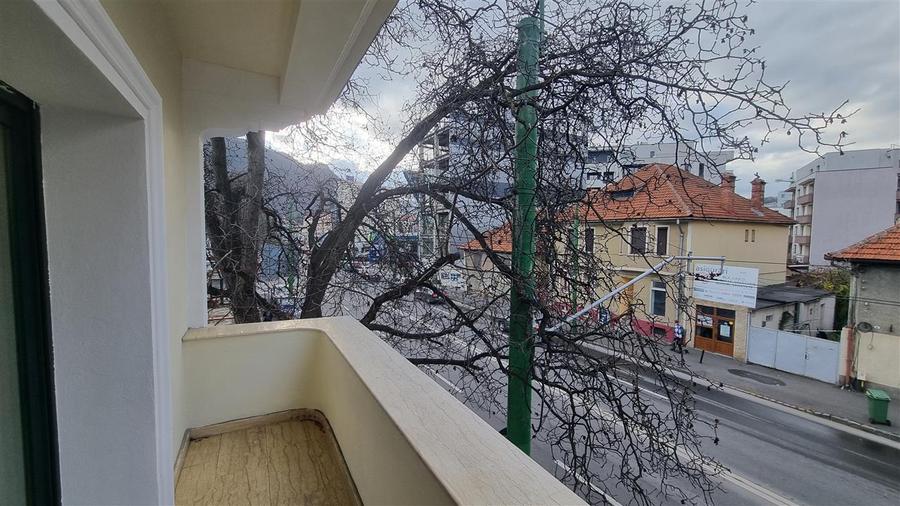 Vila - Bloc modern de 11 camere zona Centrul Civic , Onix