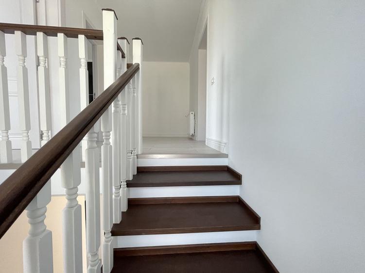 Duplex despartit prin spatiu tehnic