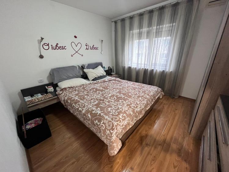 Apartament 3 camere, decomandat, zona Craiovita Noua