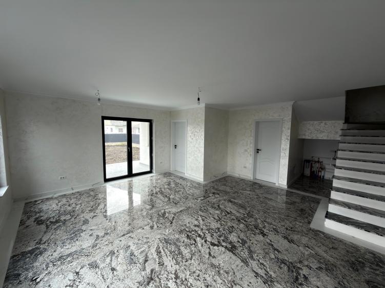 Casa noua cu etaj la cheie zona Scolii 11