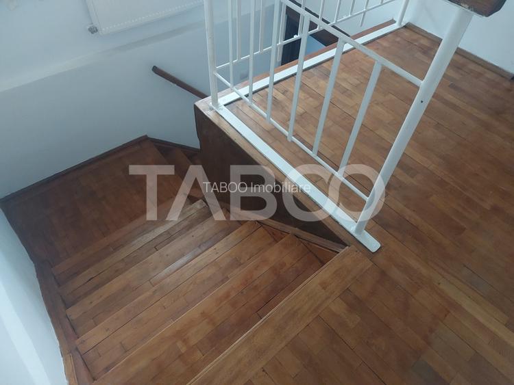 Casa in zona centrala 5 camere 2 bucatarii 3 bai curte comuna Cisnadie