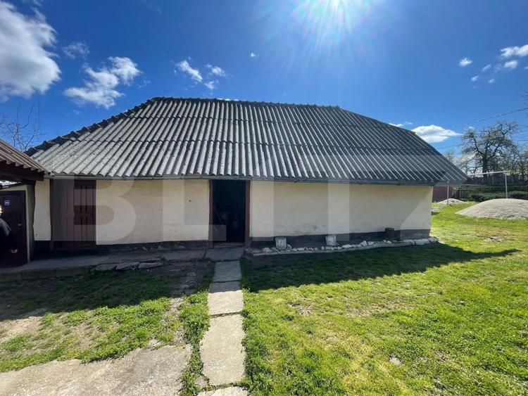 Casa cu 3 camere, 90 mp, 2 anexe gospodaresti si teren de 3000 mp, zona Crucisor
